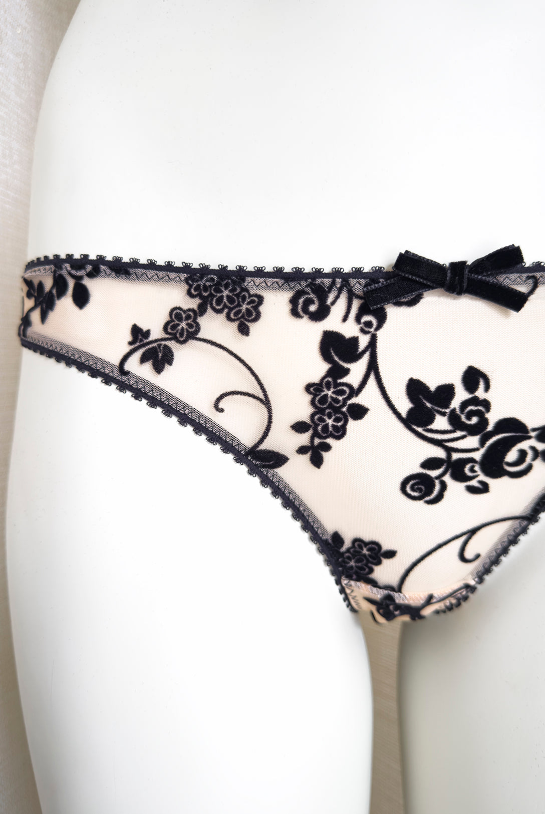 Brasiliana Molly Naked | Dot76.it
