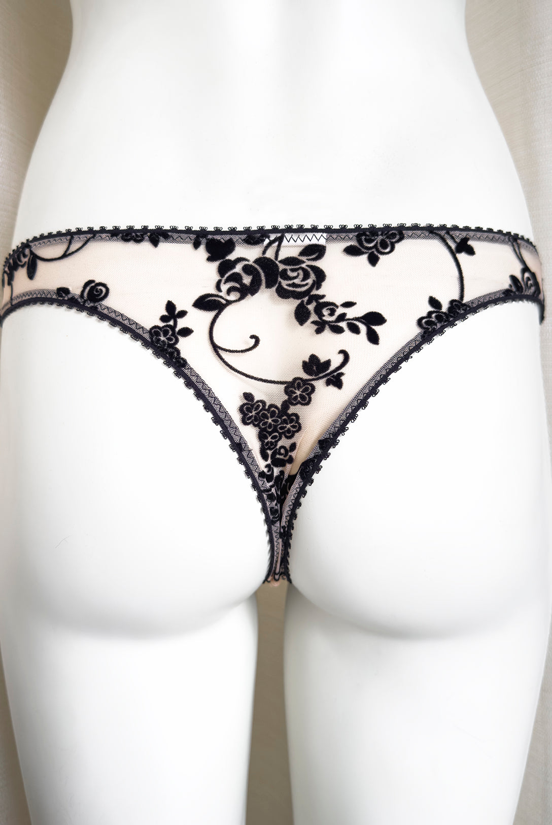 Brasiliana Molly Naked | Dot76.it