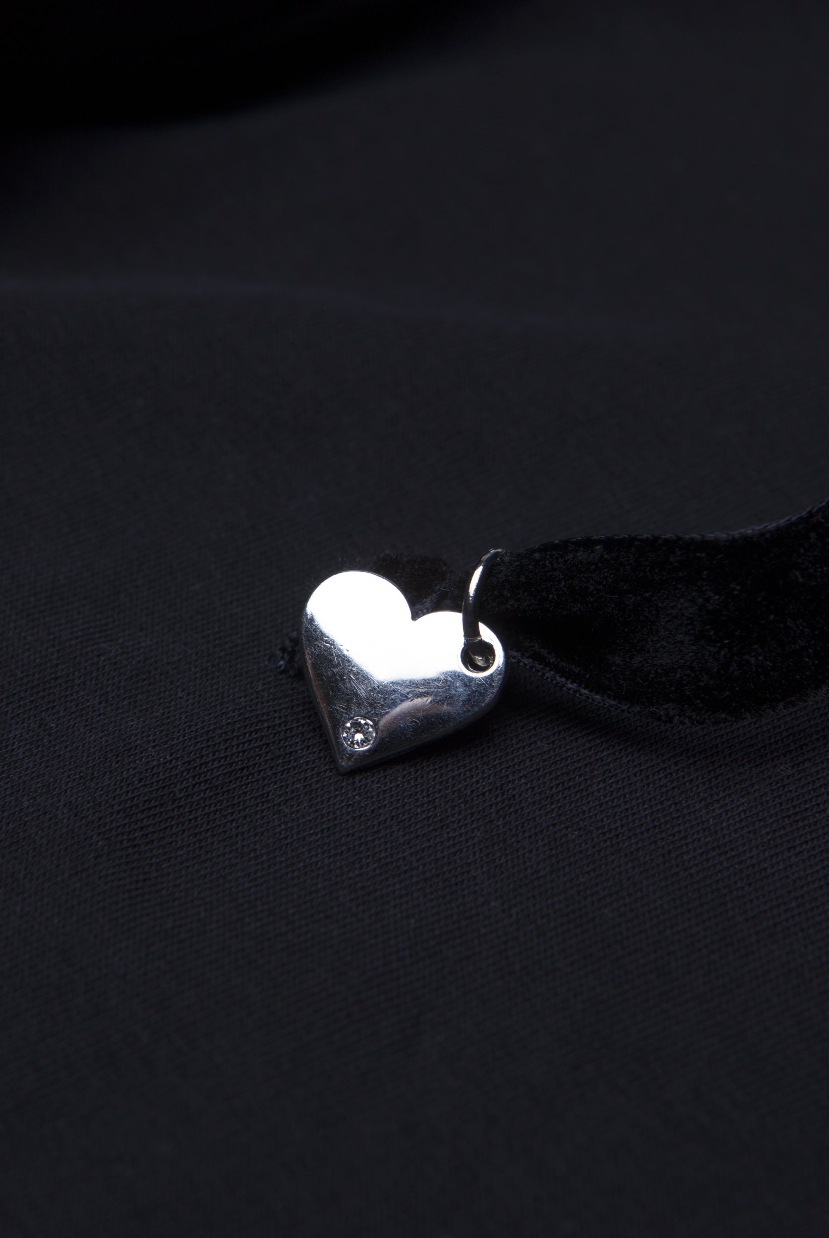 3 dettaglio 17020 Pantalone lungo nero con bande laterali e applicazione ricamata a forma di cuore in ciniglia