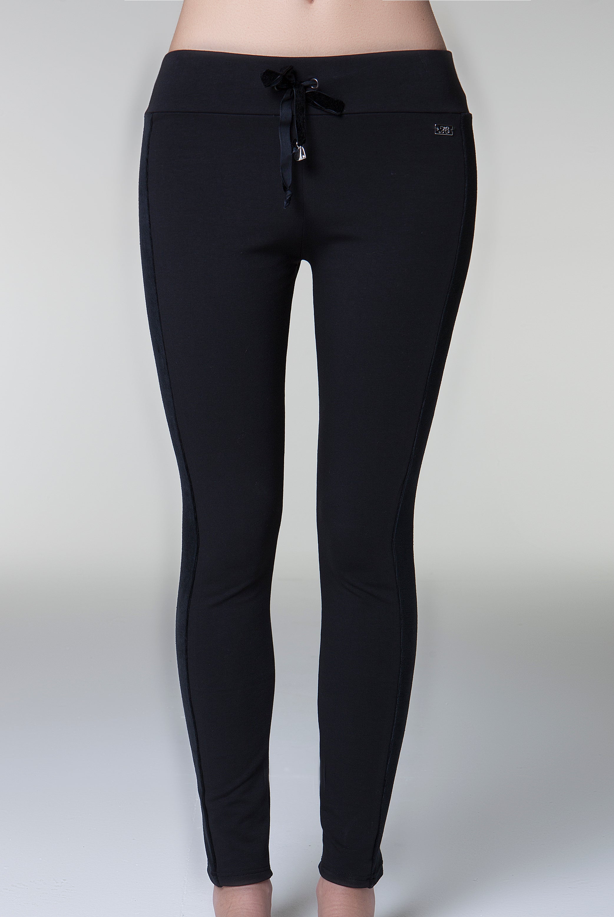 1 fronte 17020 Pantalone lungo nero con bande laterali e applicazione ricamata a forma di cuore in ciniglia
