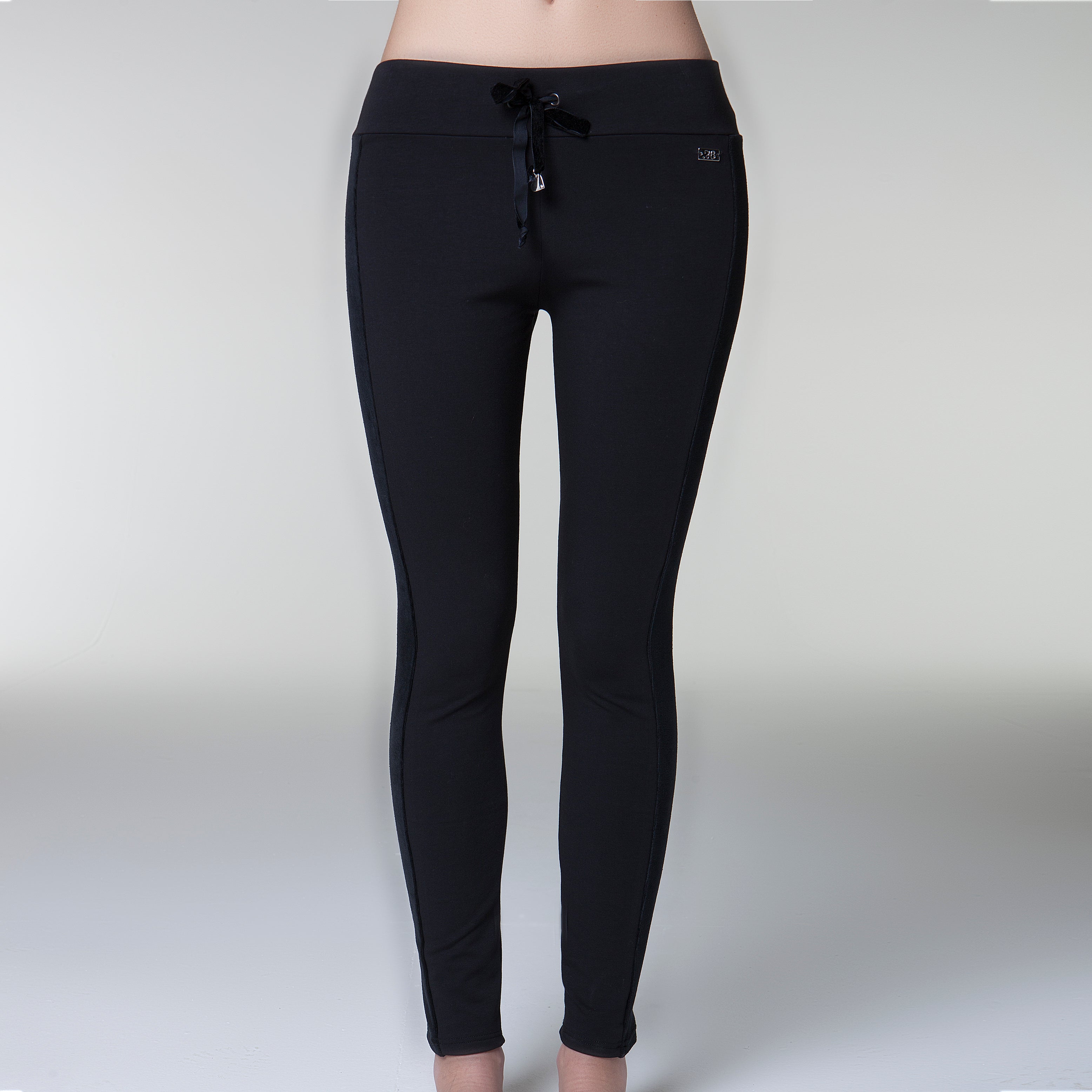1 fronte 17020 Pantalone lungo nero con bande laterali e applicazione ricamata a forma di cuore in ciniglia