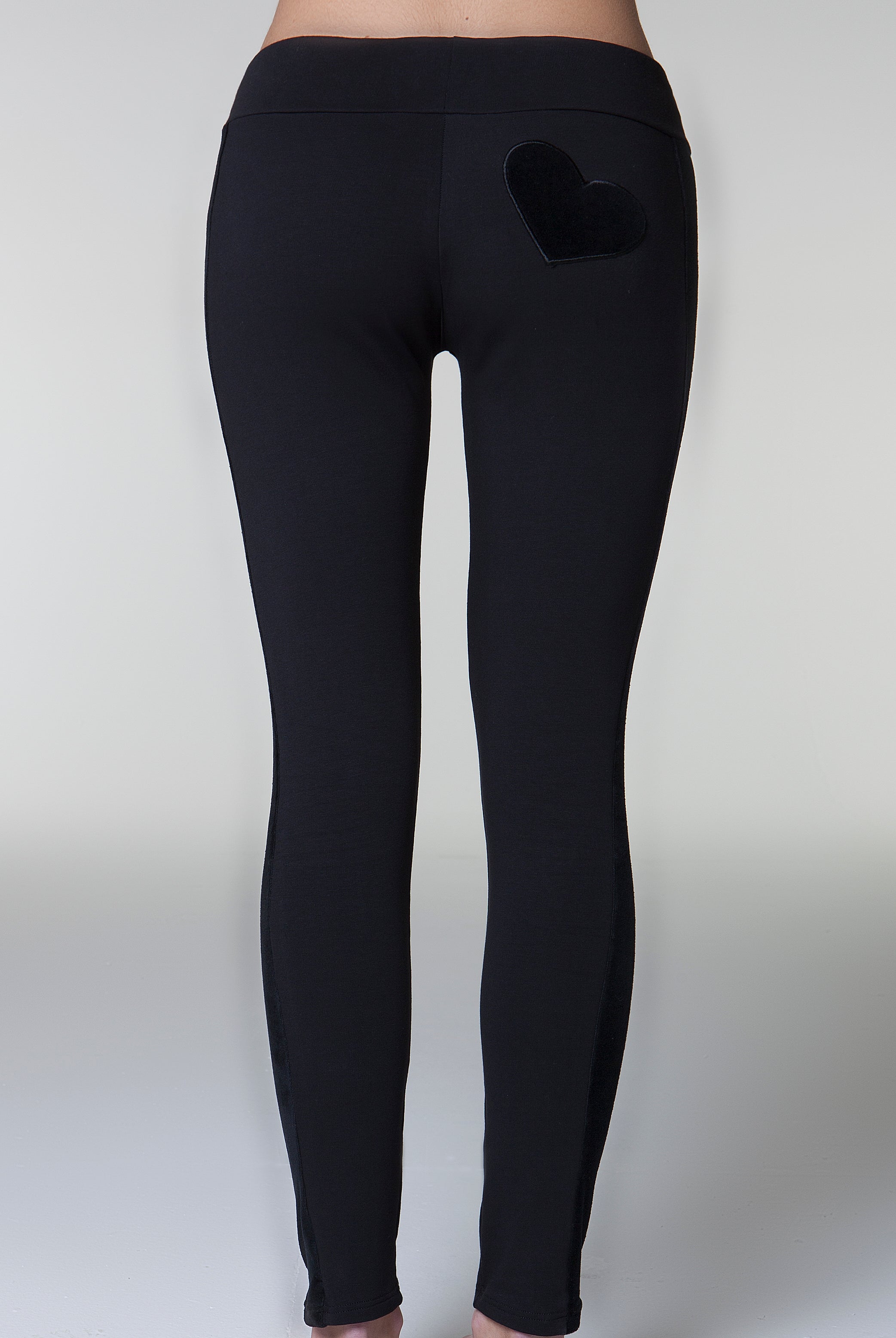 2 retro 17020 Pantalone lungo nero con bande laterali e applicazione ricamata a forma di cuore in ciniglia