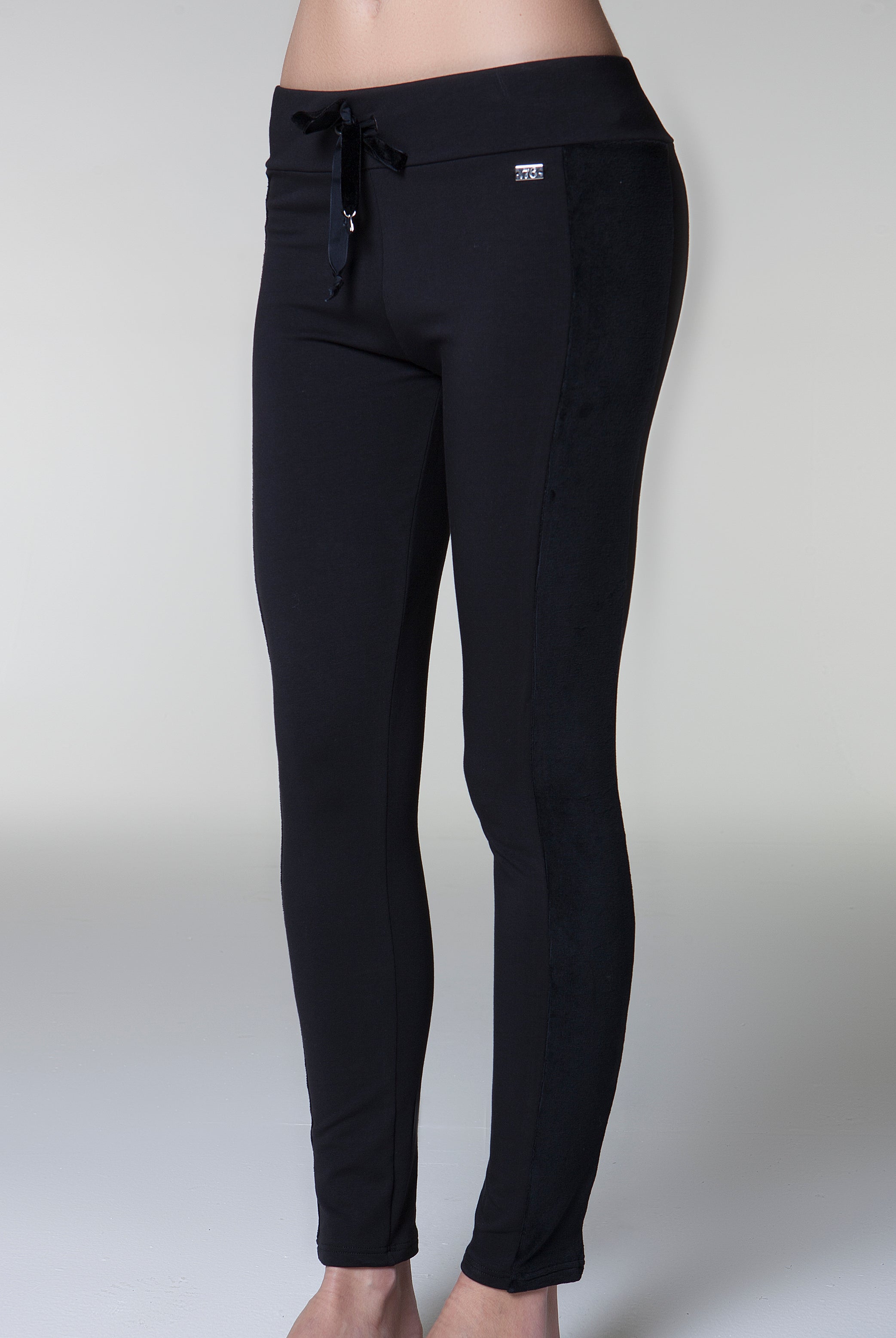 4 fianco anteriore 17020 Pantalone lungo nero con bande laterali e applicazione ricamata a forma di cuore in ciniglia