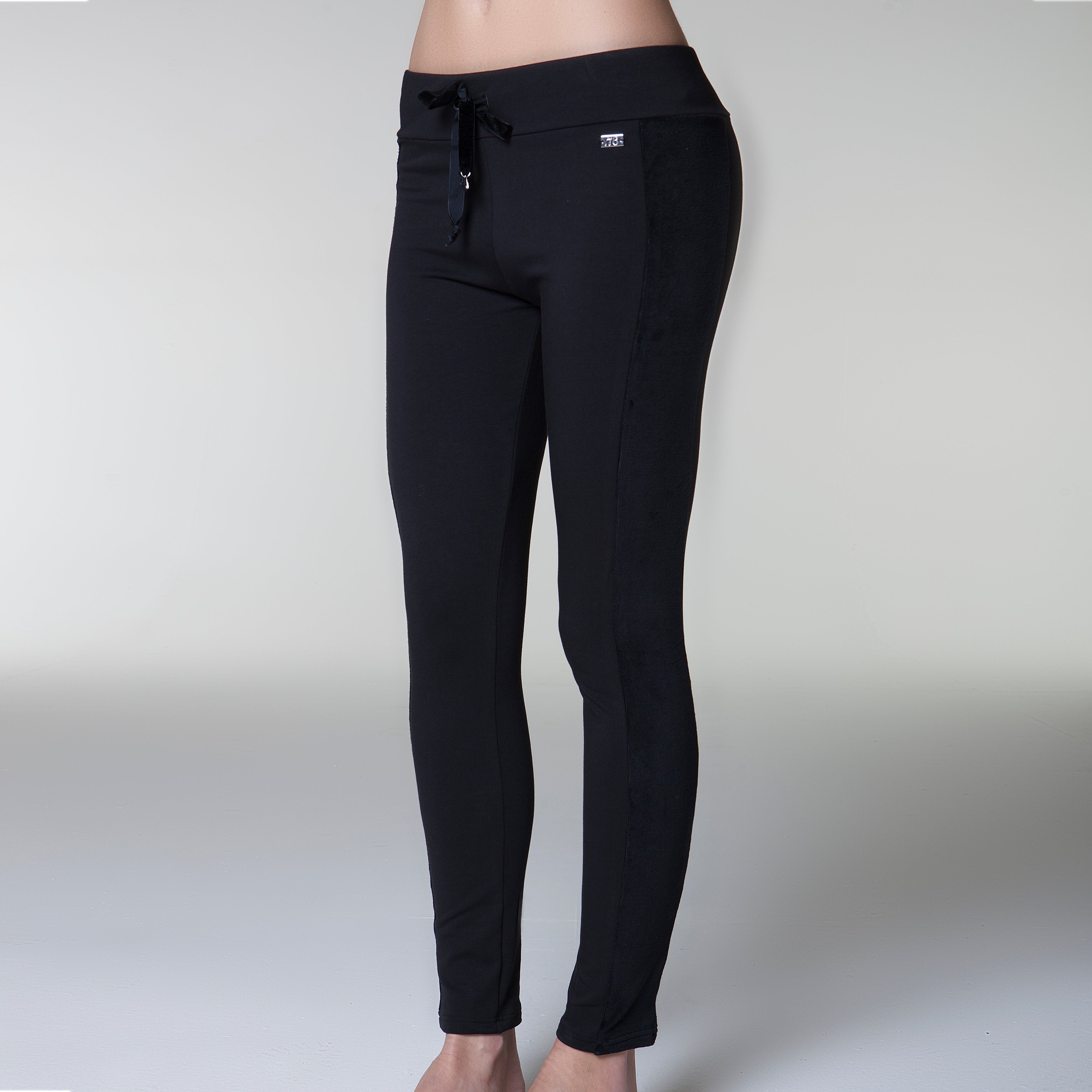 4 fianco anteriore 17020 Pantalone lungo nero con bande laterali e applicazione ricamata a forma di cuore in ciniglia