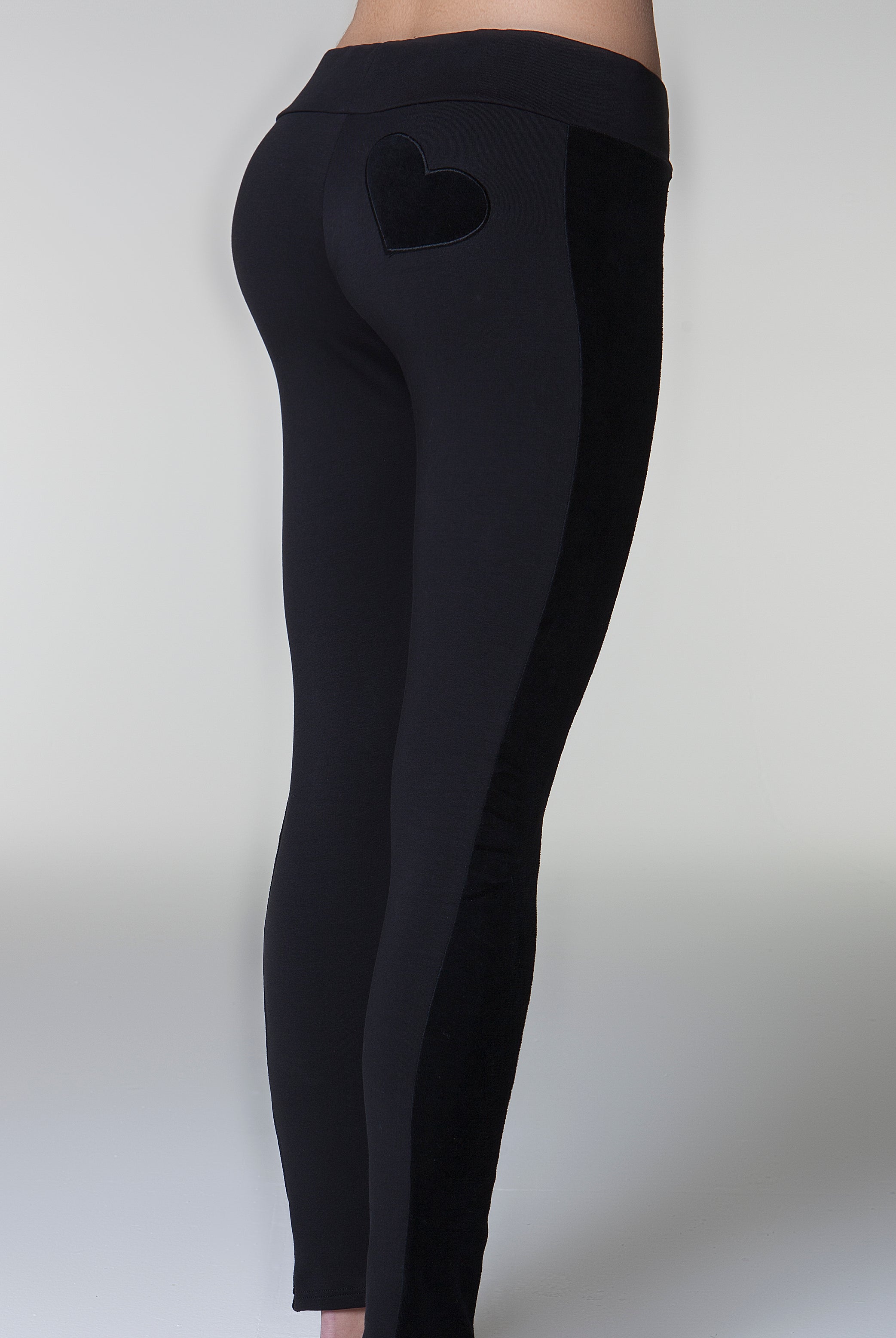 6 fianco 17020 Pantalone lungo nero con bande laterali e applicazione ricamata a forma di cuore in ciniglia