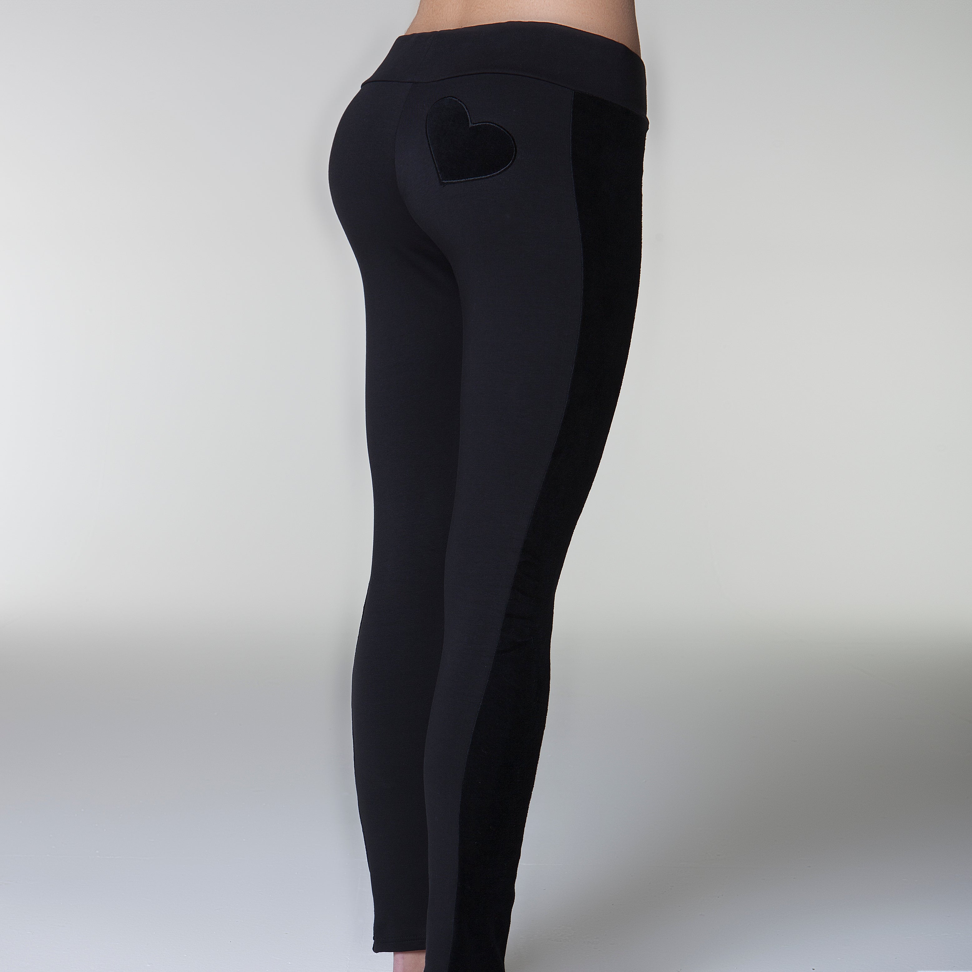 6 fianco 17020 Pantalone lungo nero con bande laterali e applicazione ricamata a forma di cuore in ciniglia