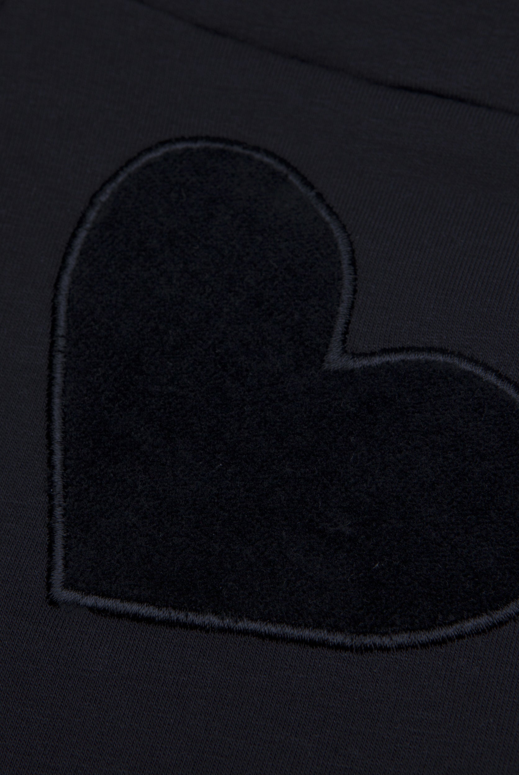 5 dettaglio toppa cuore 17020 Pantalone lungo nero con bande laterali e applicazione ricamata a forma di cuore in ciniglia