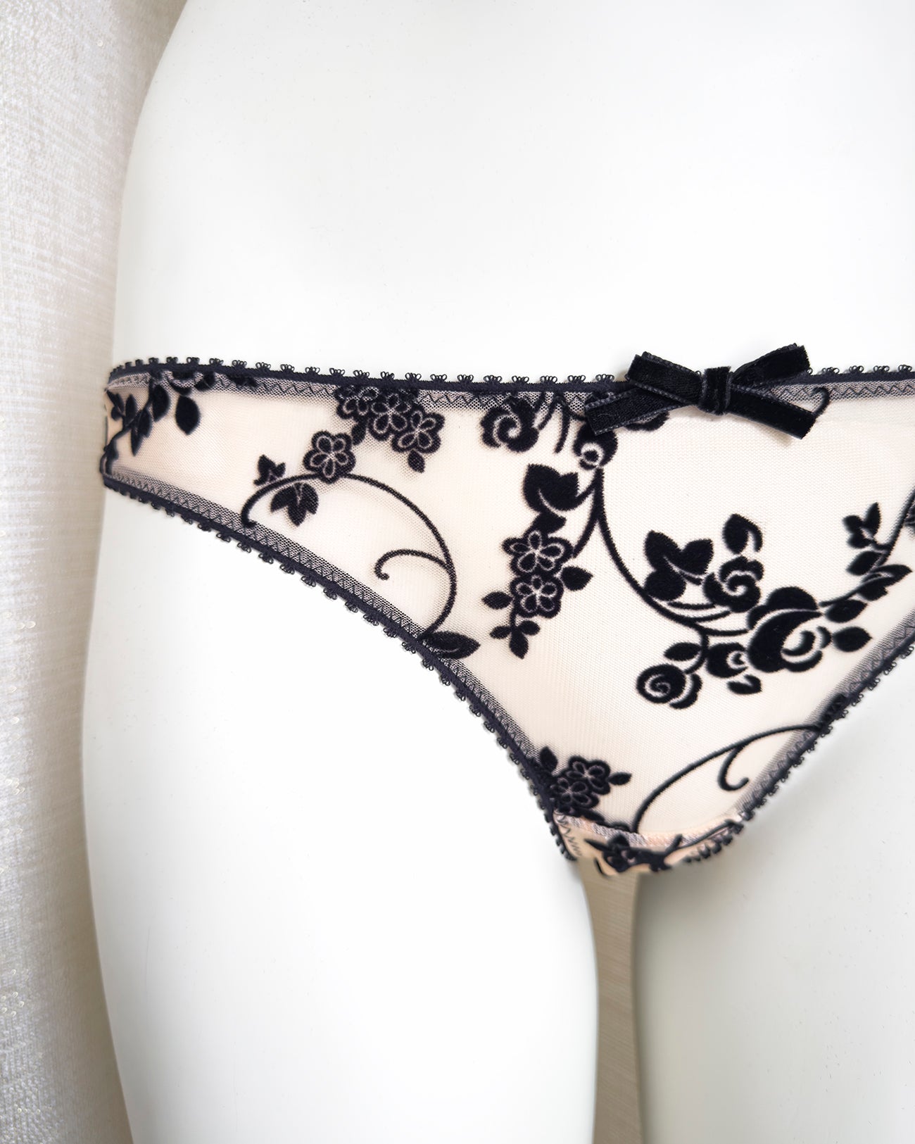 Brasiliana Molly Naked | Dot76.it