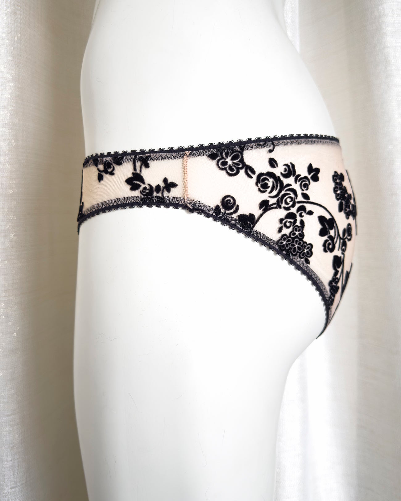 Slip Molly Naked | Dot76.it