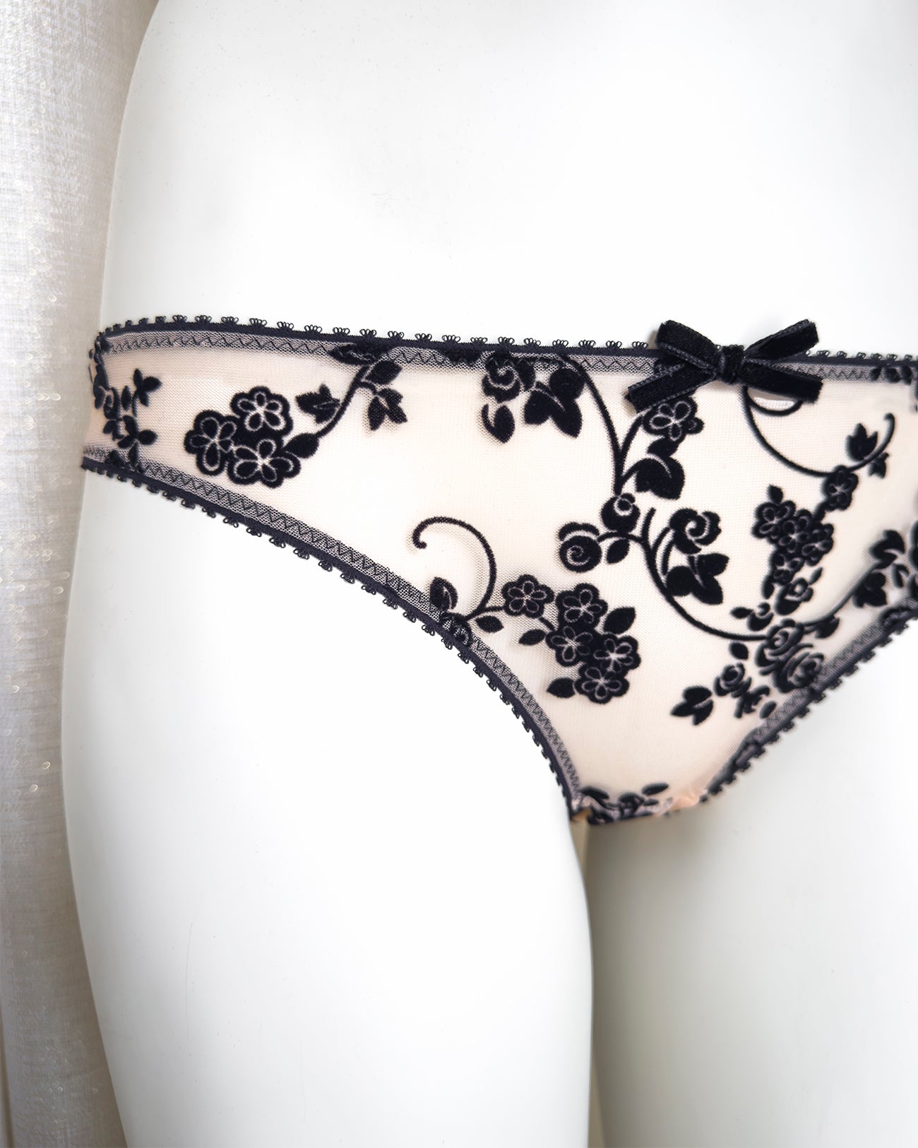 Slip Molly Naked | Dot76.it