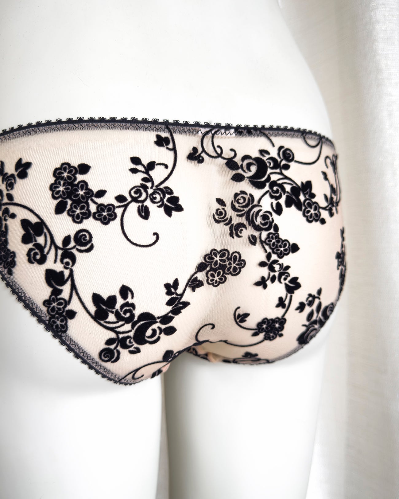 Slip Molly Naked | Dot76.it