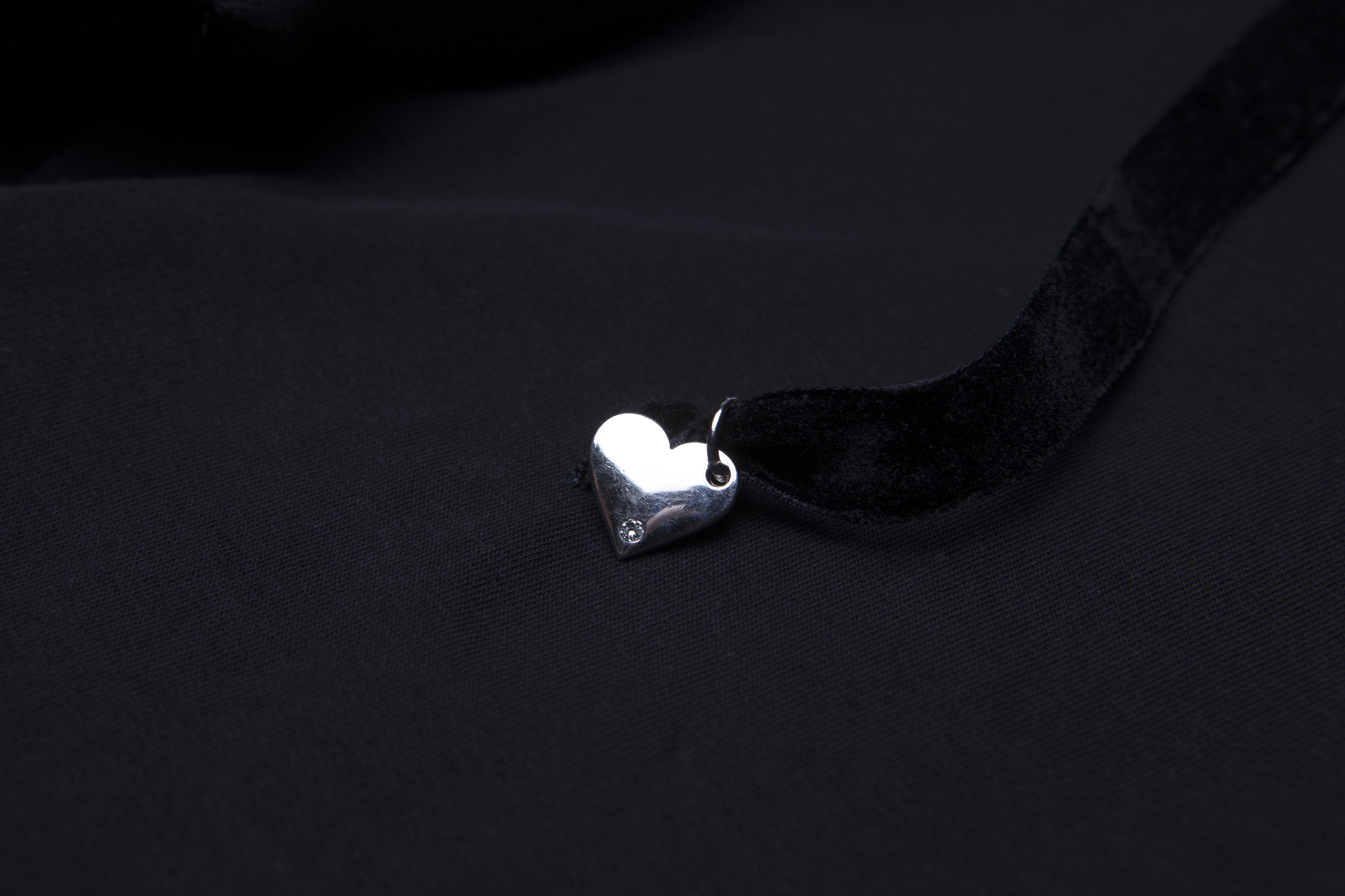 3  dettaglio  17020 Pantalone lungo nero con bande laterali e applicazione ricamata a forma di cuore in ciniglia