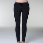 1  fronte  17020 Pantalone lungo nero con bande laterali e applicazione ricamata a forma di cuore in ciniglia