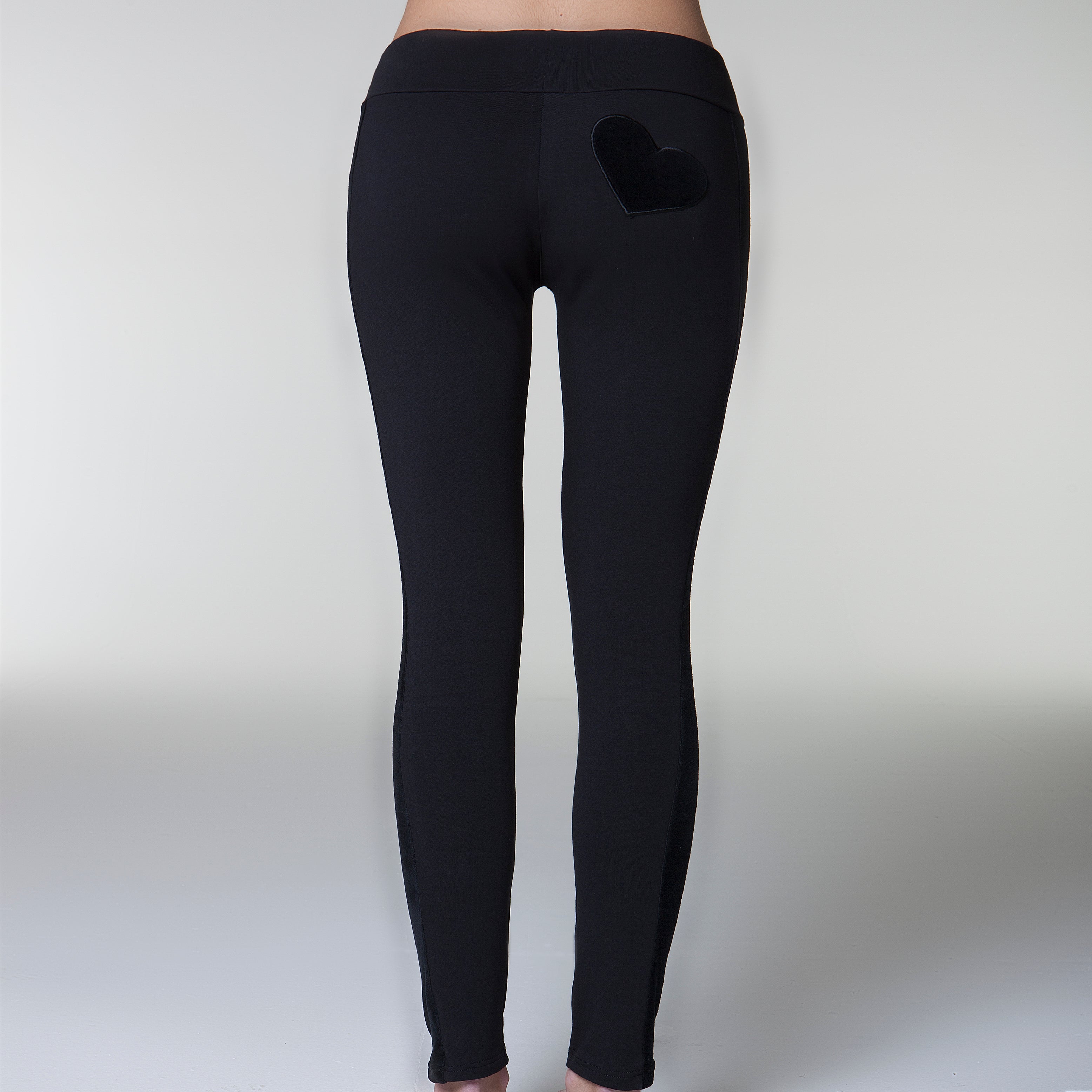 2  retro  17020 Pantalone lungo nero con bande laterali e applicazione ricamata a forma di cuore in ciniglia