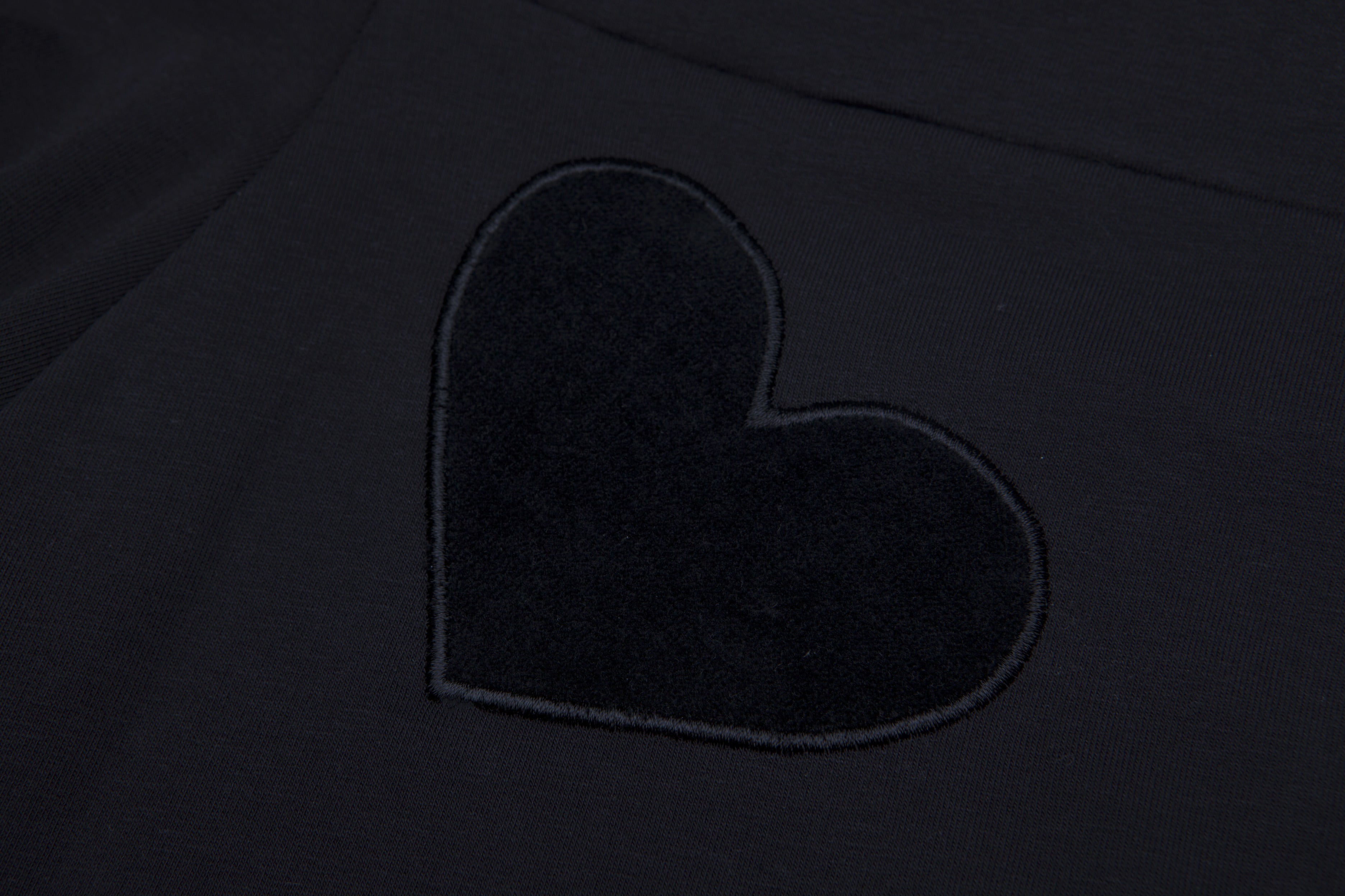 5  dettaglio toppa cuore  17020 Pantalone lungo nero con bande laterali e applicazione ricamata a forma di cuore in ciniglia