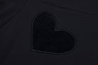 5  dettaglio toppa cuore  17020 Pantalone lungo nero con bande laterali e applicazione ricamata a forma di cuore in ciniglia